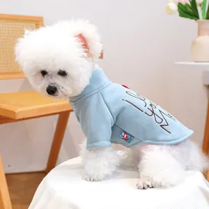 Nahaufnahme von hellblauem Hunde-Sweatshirt mit brauner Stickerei und gewebtem Etikett