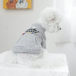 Grauer Haustier-Hoodie mit Trouble Maker Aufdruck und D-Ring an weißem Bichon-Hund