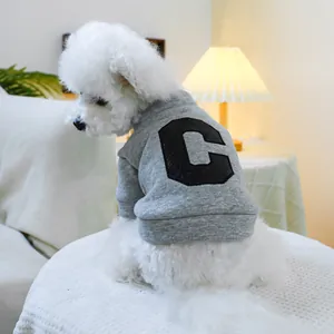 Detail eines grauen Hunde-Sweatshirts mit schwarzem C-Patch auf weichem Strickstoff