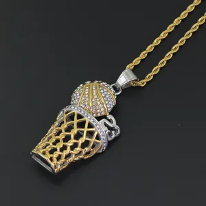 Detalle del colgante de baloncesto hip hop con aro dorado y número 23 de diamantes con cadena
