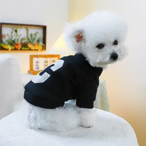Detail eines schwarzen Baumwoll-Hundehoodies mit silberner Pailletten-Nummer 3