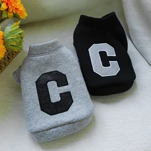 Details warmer Hunde-Hoodies in Grau und Schwarz mit glitzernder Buchstaben-Stickerei