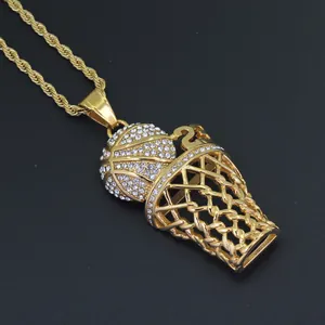 Collar con colgante de baloncesto dorado con pedrería y número 24 en cadena de cordón