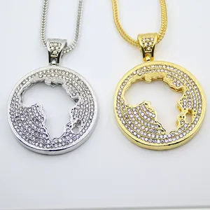 Goldene und silberne Halsketten mit eisigen Afrika-Karten-Anhängern im Rundrahmen