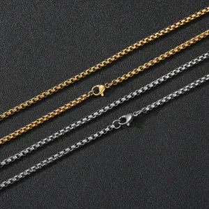 Detalle de cadenas box de 3mm en acero inoxidable oro y plata con cierres de langosta
