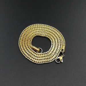 Λεπτομέρεια χρυσής αλυσίδας foxtail 3mm με κούμπωμα καβουράκι σε σκούρο φόντο