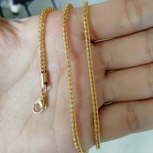 Κοντινό πλάνο χρυσής αλυσίδας 3mm με κούμπωμα καβουράκι σε λεπτομερή εμφάνιση