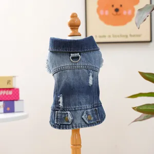 Detailopname van vintage denim huisdiervest met metalen D-ring en klassieke reverskraag