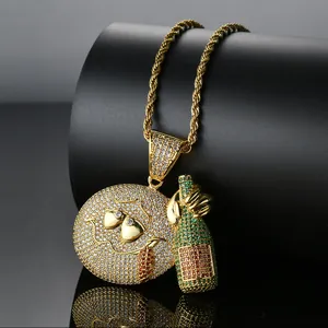 Collana hip hop con ciondolo a forma di faccina e bottiglia di vino con pavé di zirconi