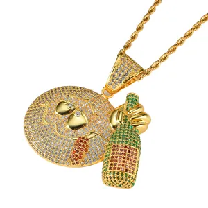 Collana hip-hop dorata con ciondolo emoji bottiglia di vino e zirconi colorati