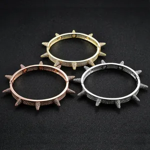 Detailansicht von Punk-Armbändern in Gold Silber und Roségold mit vollem Zirkonia-Besatz