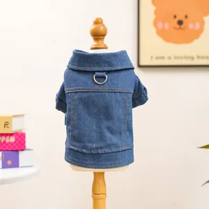 Détail d'une veste en jean bleu foncé pour animaux avec anneau en D pour la laisse