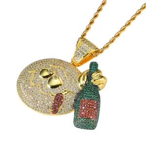 Collana con ciondolo emoji hip-hop placcata in oro con dettagli in zirconi luccicanti