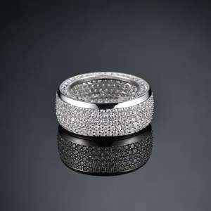 Dettaglio dell'anello in argento con pavé di zirconi e riflessi di luce di qualità