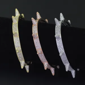 Nahaufnahme von Hip-Hop-Armreifen in Gold, Roségold und Silber mit CZ-Mikropflaster