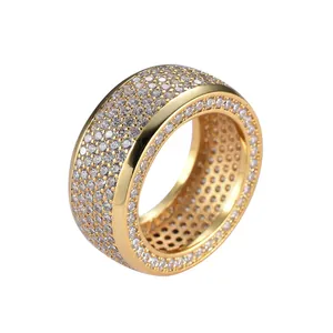Dettaglio dell'anello hip hop placcato oro con pavé completo di zirconi cubici