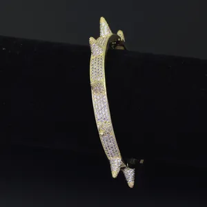 Detailansicht der vergoldeten Punk-Nieten-Armband mit vollem Zirkonia-Steinbesatz
