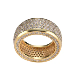 Anello hip-hop largo placcato oro con micro-pave di zirconi e interno a nido d'ape
