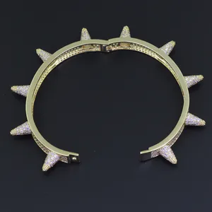 Detailansicht des Gold-Punk-Armbands mit Zirkonia-Nieten auf mattschwarzem Hintergrund