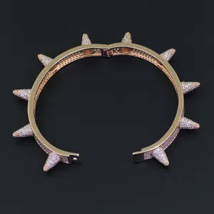 Detailansicht eines roségoldenen Punk-Armbands mit eisgekühlten Zirkon-Nieten
