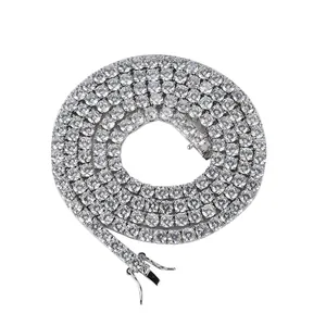 Collar de tenis plateado con circonitas transparentes en una pantalla de bucle