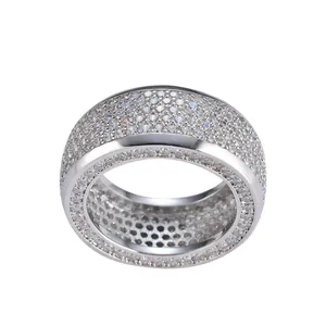 Dettaglio dell'anello hip hop con pavé completo di pietre di zirconia cubica