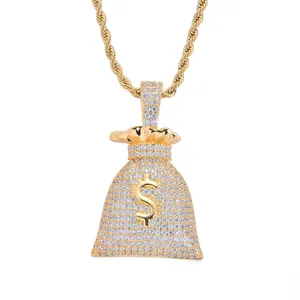 Détail du pendentif sac d'argent doré avec signe dollar et chaîne torsadée