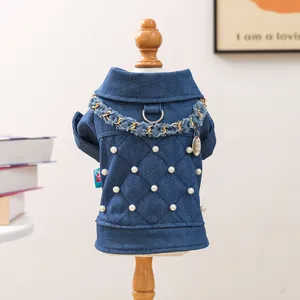 Detalle de chaqueta vaquera para mascota con acolchado de rombos y adornos de perlas
