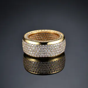 Anello da uomo largo placcato oro stile hip hop con micro-pavé di cristalli di zirconia