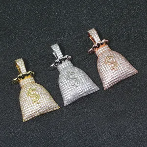Détail de trois pendentifs sac d'argent hip-hop en or, argent et rose avec zircons sertis