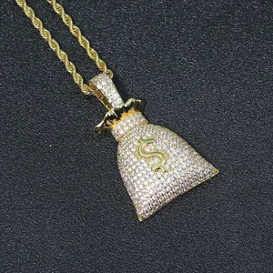 Détail macro du pendentif sac d'argent hip-hop doré orné de pierres de zircone cubique