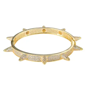 Hip-Hop-Armreif in Gold mit Zirkonia-Besatz und Nieten im trendigen Punk-Design