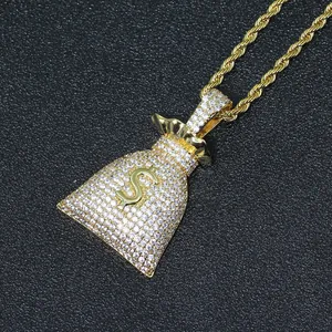 Vue macro du pendentif sac d'argent hip hop avec micro-pavage de zircon blanc