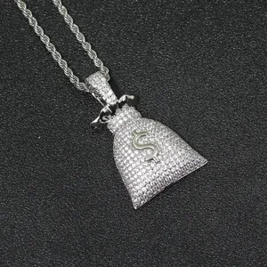 Détail macro du pendentif sac d'argent dollar avec zircons cubiques sur chaîne torsadée