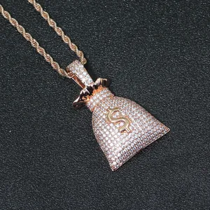 Macro d'un pendentif sac d'argent en or rose avec signe dollar et pavé de pierres zircon