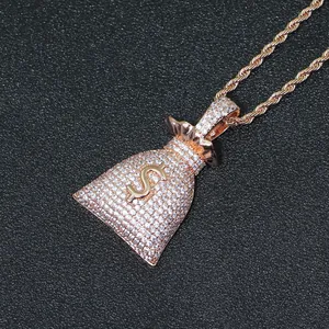 Gros plan sur le collier pendentif sac d'argent en or rose avec zircons scintillants