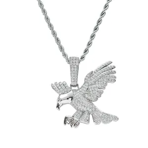 Pendentif aigle hip hop avec pierres étincelantes sur grosse chaîne torsadée argentée