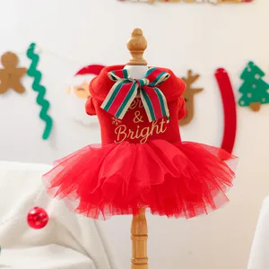 Détail de la robe de Noël rouge pour chien avec broderie et jupe en tulle festive