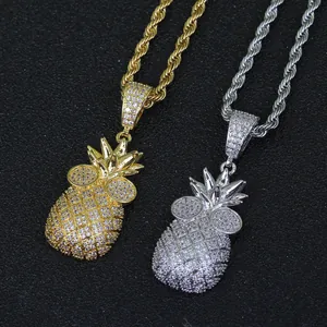 Detalle de colgantes de piña hip hop en oro y plata con brillantes cristales micro-pave