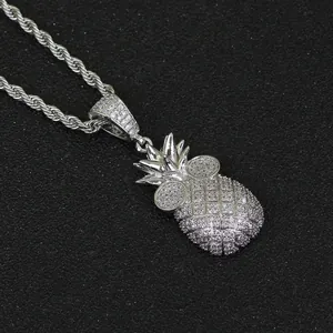 Detalle del colgante de piña con diamantes de imitación y gafas en cadena de cuerda