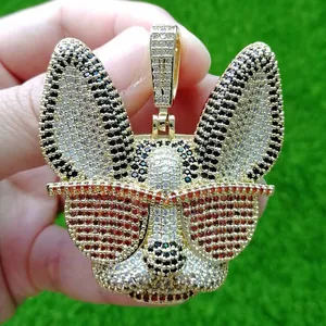 Vue détaillée d'un pendentif bouledogue hip hop avec zircons étincelants et lunettes de soleil
