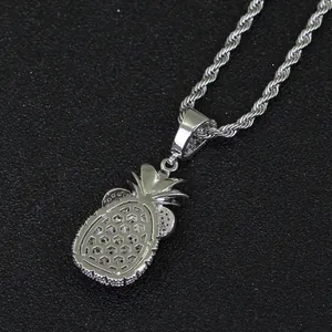 Colgante piña plateado con malla hexagonal y microcristales en una cadena de cuerda