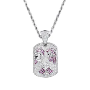 Colgante hip hop rectangular con gemas púrpuras y circonitas blancas en cadena de cuerda