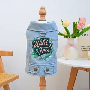 Detail der blauen Denim-Haustierweste mit Wild & Free Stickerei und Metall-D-Ring
