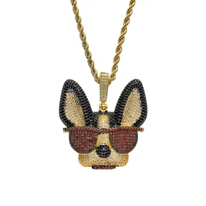Pendentif bouledogue hip-hop avec lunettes de soleil et zircons colorés sur chaîne dorée