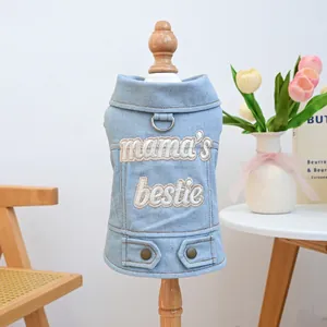 Gilet in denim azzurro per cani con ricamo mama's bestie e anello a D per il guinzaglio