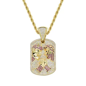 Collar con colgante de hip hop rectangular dorado con incrustaciones de circonita cúbica