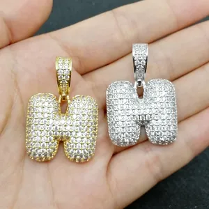 Dettaglio dei ciondoli a lettera H bubble ghiacciati in oro e argento