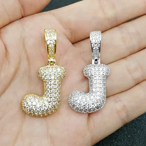 Vista macro del ciondolo a lettera J 3D con cristalli micro-pave in oro e argento