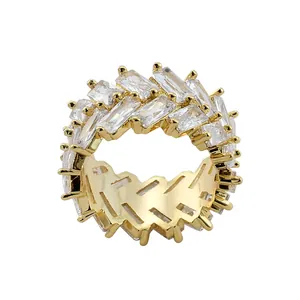 Anello hip hop dorato con pietre di zircone rettangolari in un motivo a mosaico sfalsato